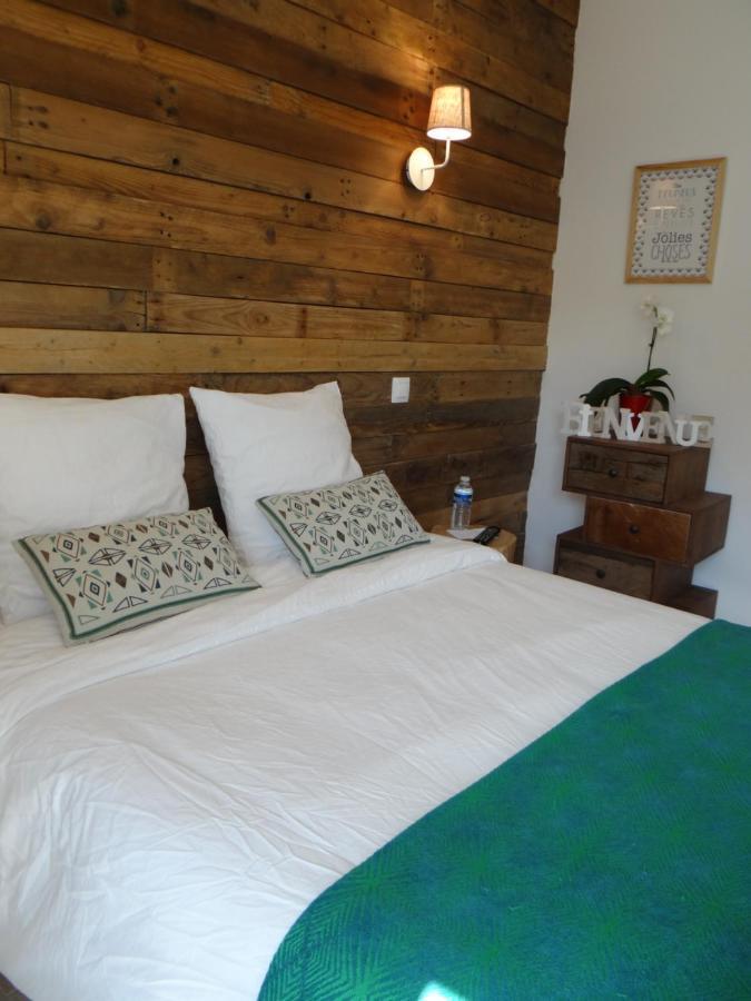 Les Marguerites Bed and Breakfast Champdolent Exteriör bild