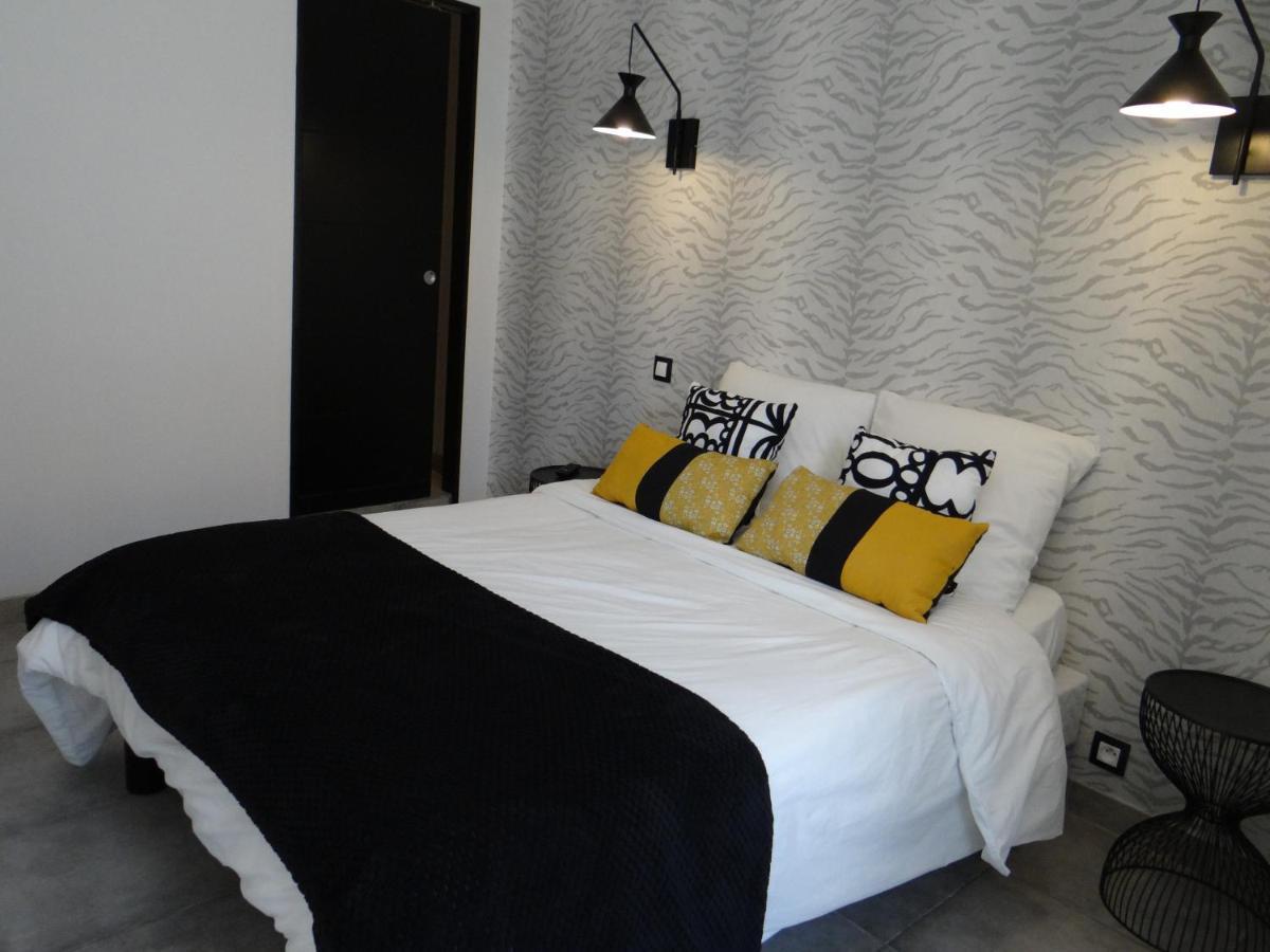 Les Marguerites Bed and Breakfast Champdolent Exteriör bild