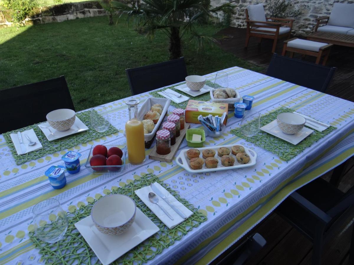 Les Marguerites Bed and Breakfast Champdolent Exteriör bild